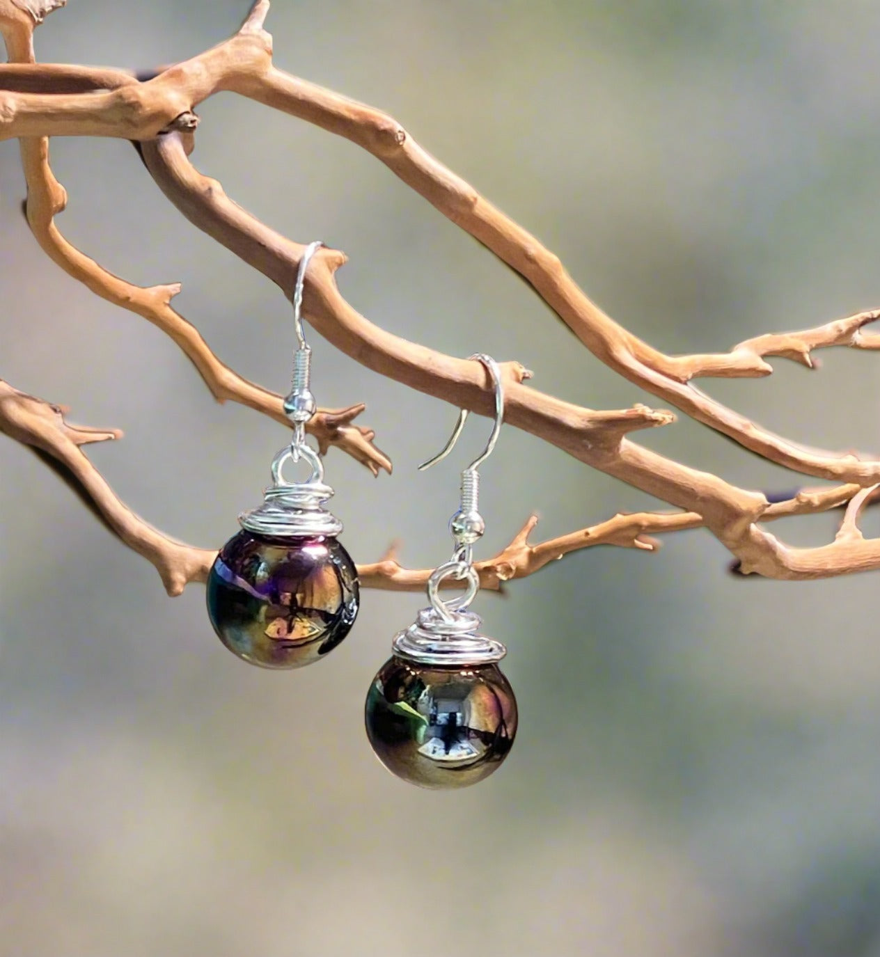 Multicolor mirror finish with silver colored wire